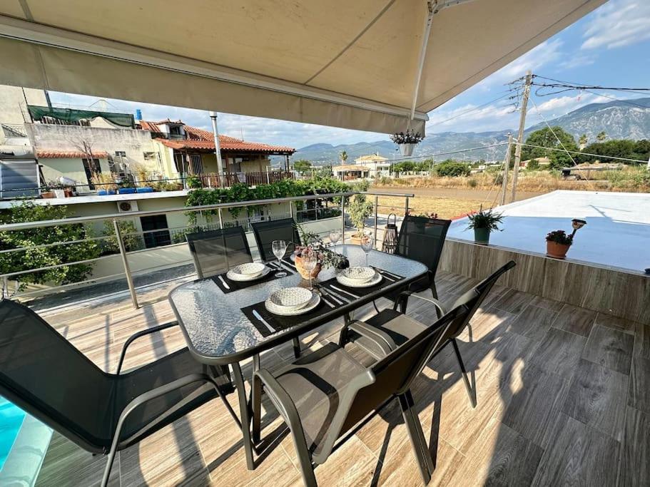 Red Harmony By The Sea Pool And Balcony Apartment Kalamata Exterior photo