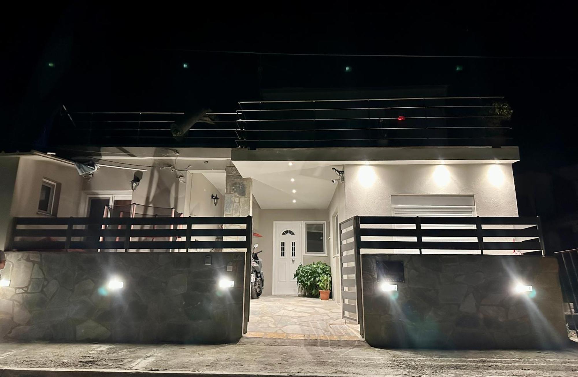 Red Harmony By The Sea Pool And Balcony Apartment Kalamata Exterior photo